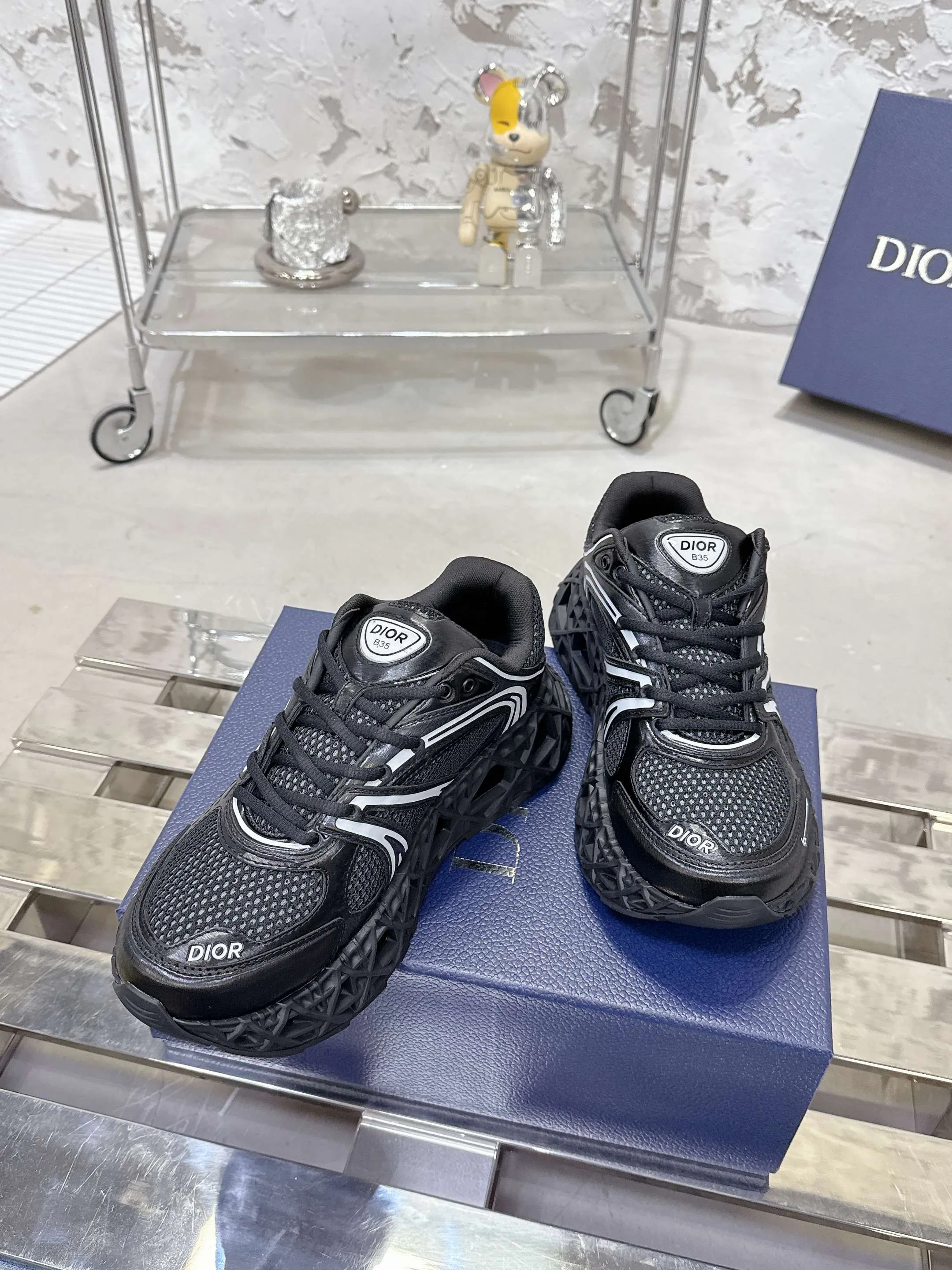 Factory price 780💰 Top version! ! ! Dior (B35) DIOR spring and summer men's wear show, the show was held at the Valle de Grasse School in Paris. Kim Jones drew inspiration from the works of South African artist Hylton Nel. The details of the shoes, clog soles and tribal elements, cleverly blended luxury craftsmanship and practicality, with fresh childishness and bright temperament, creating a new season hot spot. Dior KAWA Dior co-branded casual sports shoes reinterpret running shoes with Dior's high-end style. B35 is made of fine-textured leather and mesh fabric materials. It can be worn in all seasons, is comfortable and breathable, and has multiple lines on the shoe body to outline details. It has a full retro three-dimensional feel and can create a casual look all year round! Fabric: Cowhide/customized cloth material Lining: Imported breathable mesh Outsole: Original molded outsole Size: 39-46 (customized at 45.46)